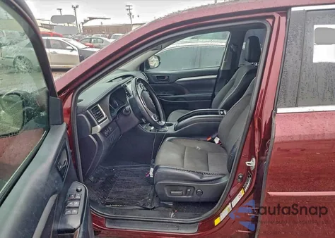 2018 Toyota Highlander Le z USA, uszkodzony, nr VIN 5TDBZRFH6JS901971